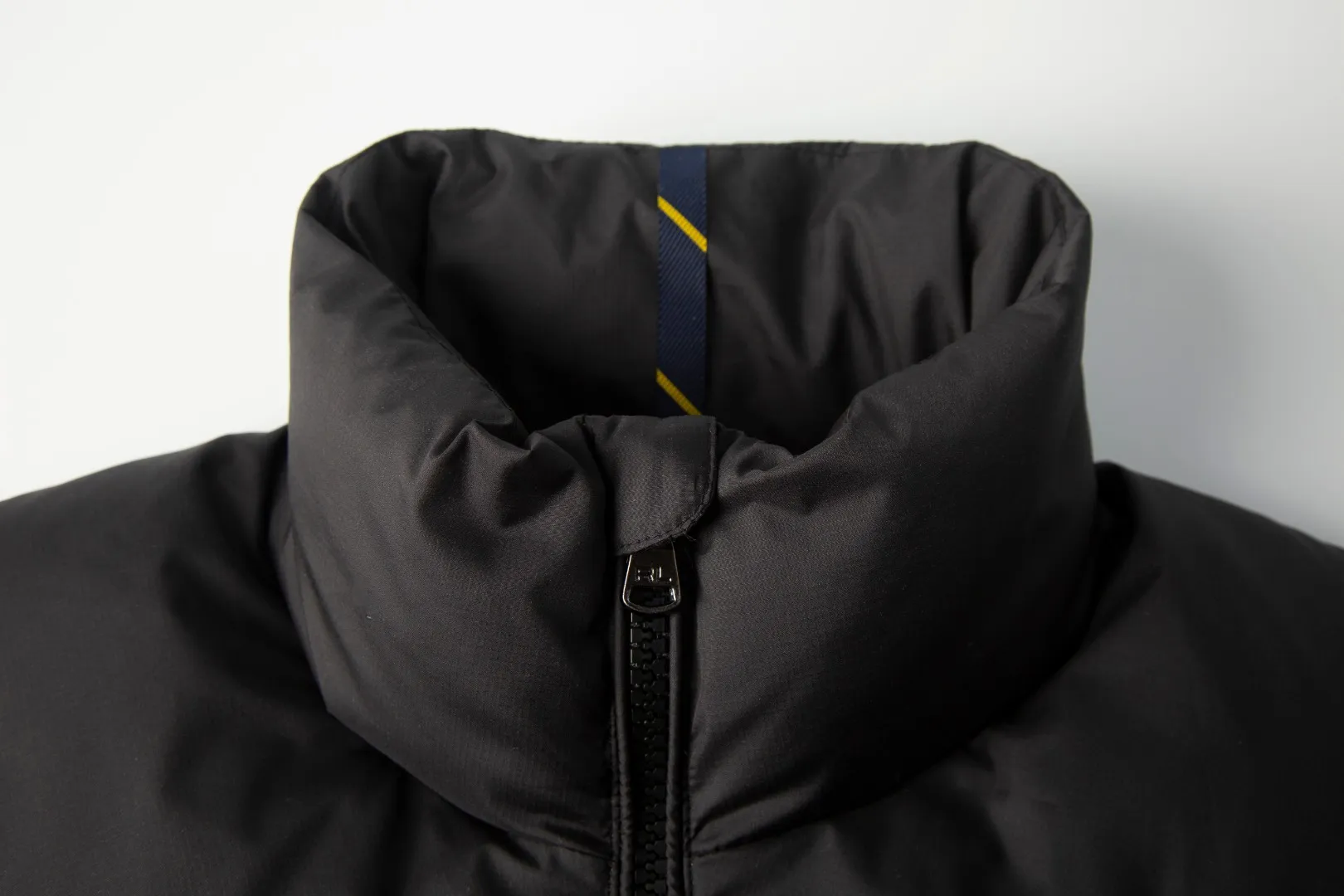 P460 White background picture [Popular in winter] Style number: 25118# Color: Black/Navy/Apricot/Sand Brown Size: S-XL - Ralph Lauren/Ralph Lauren 2025FW Popular winter items stand-up collar multi-zip three-proof GorHam vest down vest - 0.15 grid nylon coating on the face for light three-proof built-in 360T anti-drilling velvet coated gallbladder - corn tooth high-quality resin zipper Five large and small partition zippers on the whole body. Separate mold opening - original mold opening with originality. Full set of customized accessories. 100% detail processing - RL Ralph Lauren classic best-selling small label down vest. Best-selling offline in North America and out of stock all year round. Black and blue basic two-color. 25 new with apricot brown two-color. Simple and versatile. Double internal and external zippers. Very practical. Elastic elastic cord at the hem. Free elastic adjustment. 350 grams of zoned down filling. Warm and comfortable. Warm for winter.